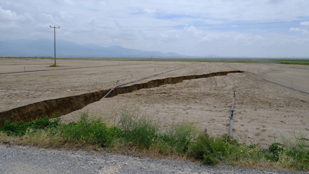 Konya’nın kurak ilçesinde toprak yarıldı! Yol ortadan ikiye ayrıldı 9